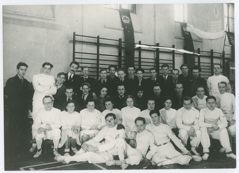 TPI ja Leningradi RÜ sõpruskohtumine vehklemises, grupipilt võimlas, 1952.a.