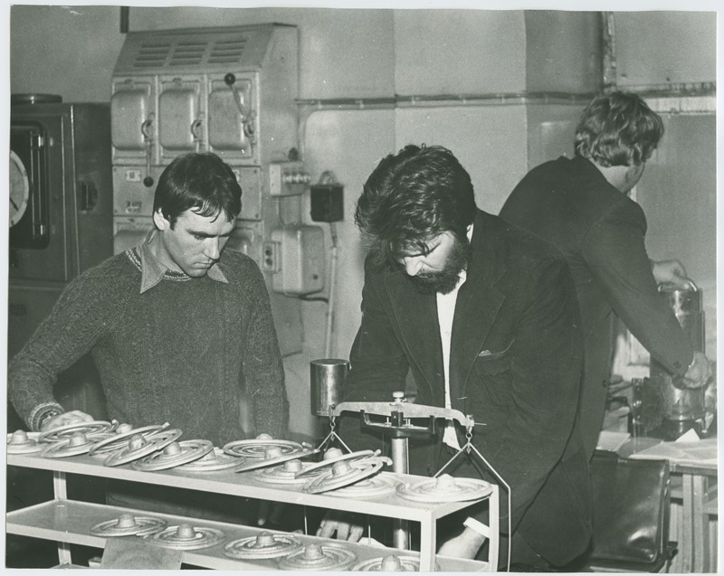 TPI mehaanikateaduskonna üliõpilased F. Kesa, T. Nael ja M. Molok metallide tehnoloogia valulaboratooriumis, 1980.a.