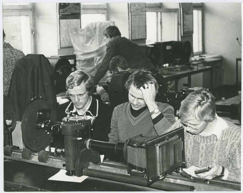 TPI mehaanikateaduskonna üliõpilased E. Kõrgmaa, J. Karelson ja T. Klaas metallide tehnoloogia kateedri metallograafia laboratooriumis, 1980.a.