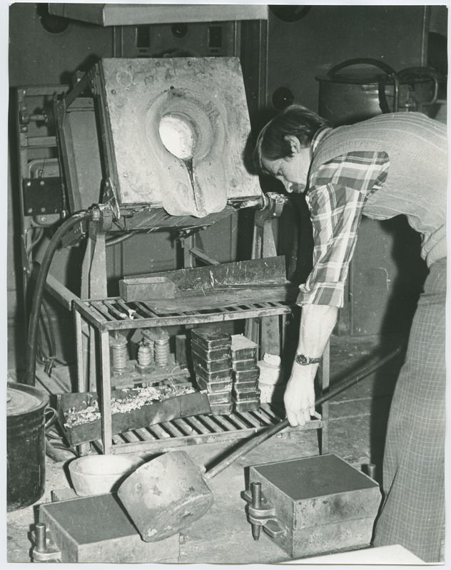 TPI metallide tehnoloogia kateedri valulaboratooriumi meister A. Hiir muldvormi valamas, 1980.a.