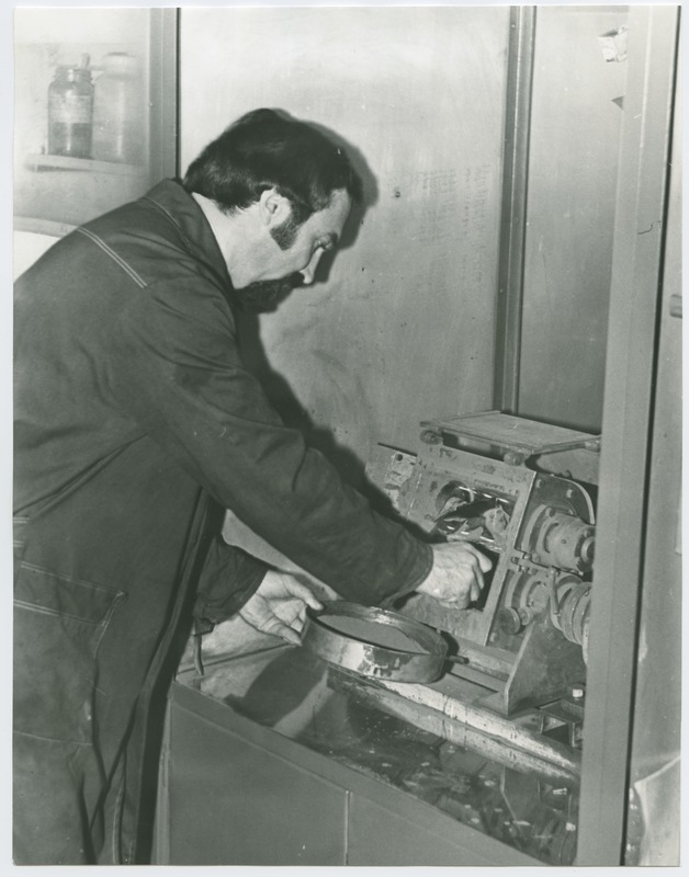 TPI mehaanikateaduskonna pulbermetallurgia tootmisharu laboratooriumi nooremteadur V. Kozjakov metallipulbrite plastifitseerimisseadmel töötamas, 1980.a.