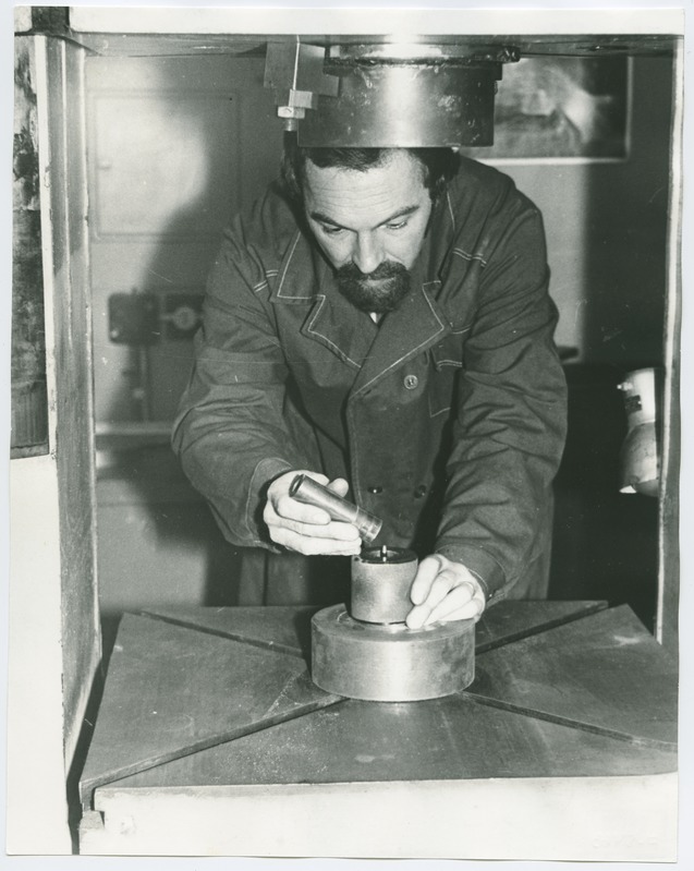 TPI pulbermetallurgia labori nooremteadur V. Korjakov pressil töötamas, 1980.a.