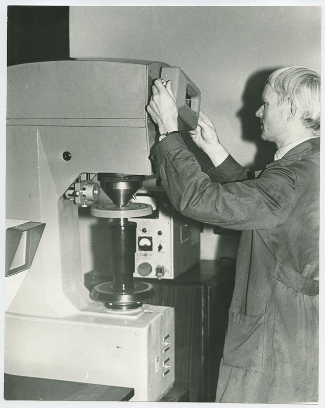 TPI pulbermetallurgia tootmisharu labori vanemteadur P. Kallas  kõvadusmõõtjal töötamas, 1980.a.