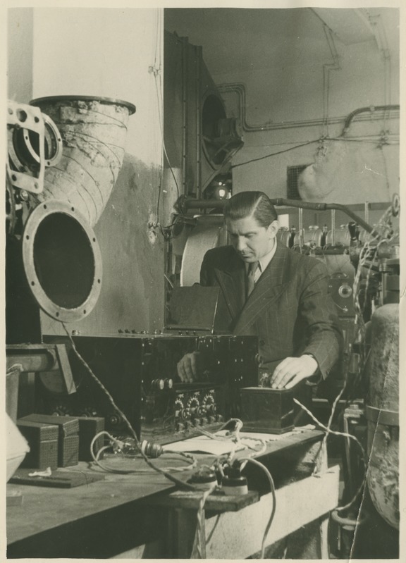 Leningradi Laevaehituse Instituudi aspirant N. Rozanov katsestendil ostsillograafilist häälestamist tegemas, 1948.a.