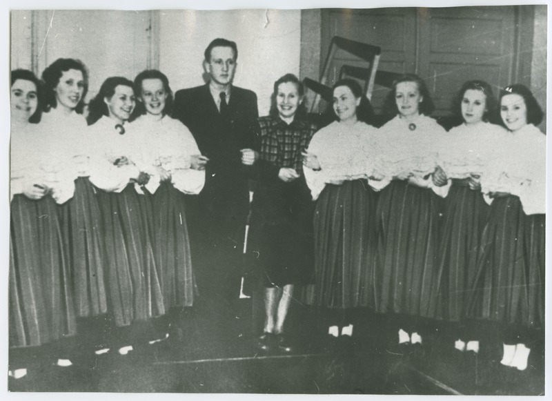 TPI tantsutüdrukud koos Salme Valgemäe ja kontsertmeister Anti Margustega, 1952.a.TPI majandusteaduskonna naistrahvatantsurühm esitamas Leedu rahvatantsu "Pääsuke", 1952.a.