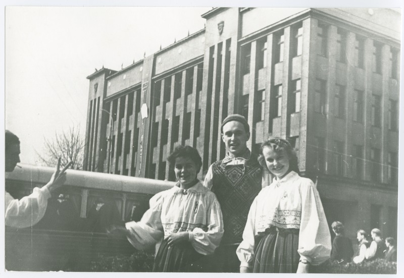 Kolm TPI rahvatantsurühma liiget, Kaunase Polütehnilise Instituudi IV festivalil 8.-9.mai 1960.a.