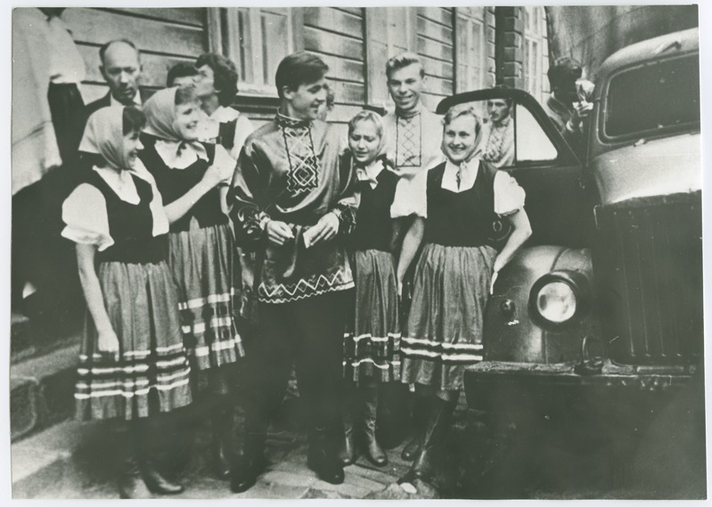 Grupp TPI rahvatantsijaid väljasõidul, suvi 1961.a.