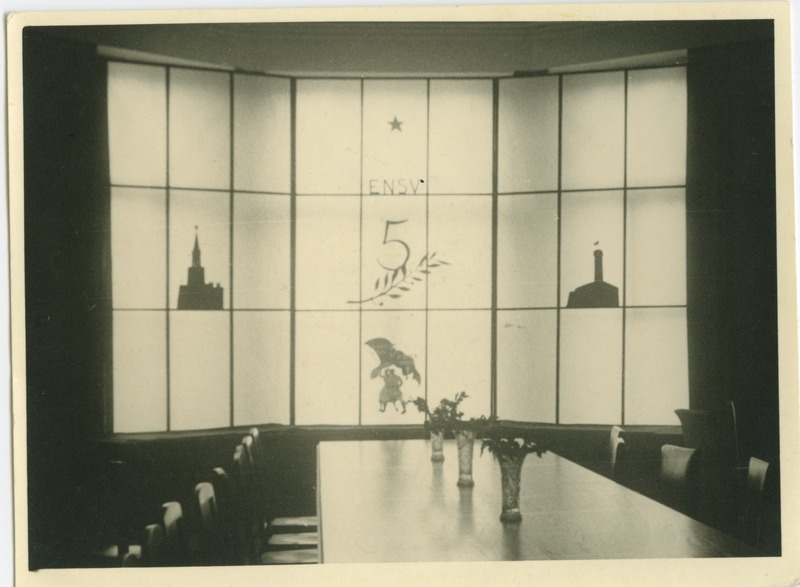 Dekoratsioon aknal TPI-s ENSV 5.aastapäeva puhul, 1945.a.