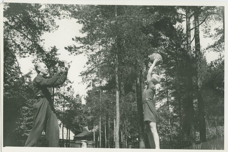 TPI ehitusteaduskonna dotsent Heinrich Laul koos pojaga vaba aega veetmas, 1948.a.