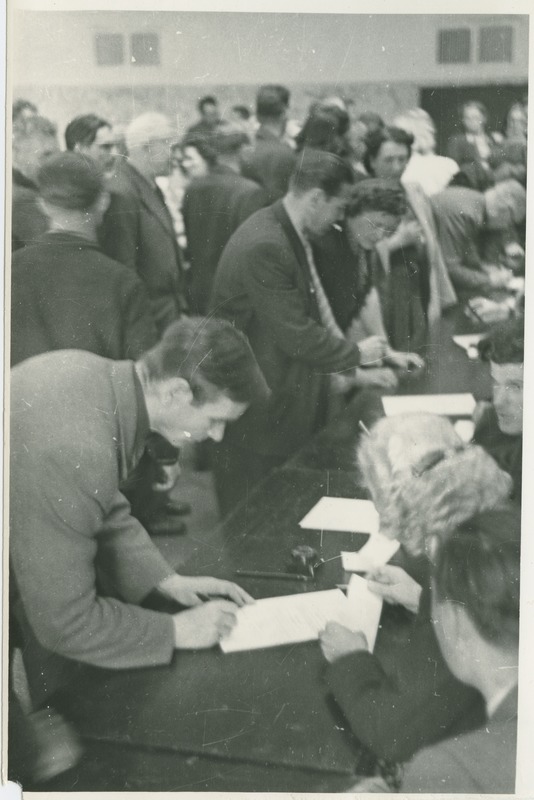 TPI õppejõud ja teenistujad riigilaenu tellimas, esiplaanil prof. A. Altma allkirja andmas (Koplis peamaja 7.auditooriumis), 1950.-ndad a.