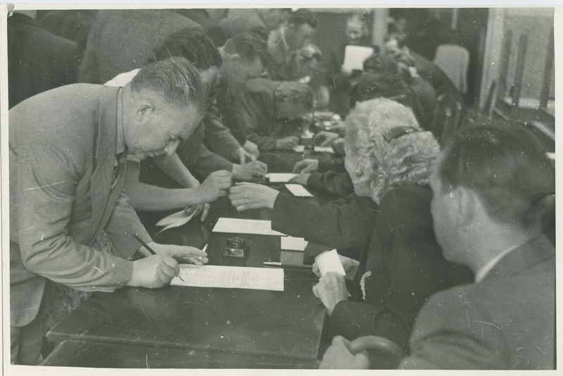 TPI õppejõud ja teenistujad Koplis VII auditooriumis riigilaenu tellimas, alla kirjutamas dotsent Richard Ambros, 1950.-ndad a.