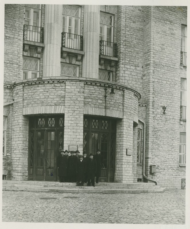 Grupp TPI elektrotehnika teaduskonna üliõpilasi koos vanemlaborant Kraeman'iga (vasakult teine) Kopli peahoone ukse ees, 1950.-ndad a.