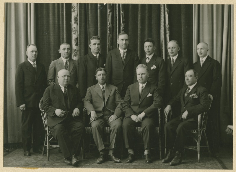Keevitajate kursustest osavõtjad, grupipilt, tagareas 4) R. Reinberg, 6) E. Vennert, 18.mai 1930.a.