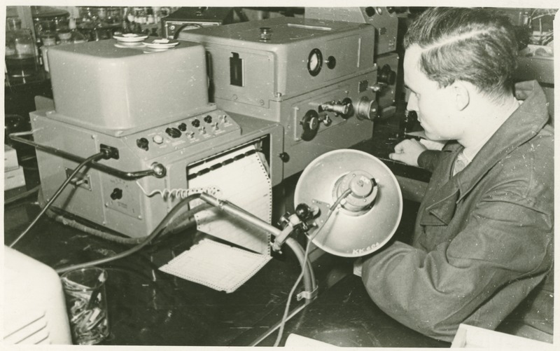 TPI keemiateaduskonna tehnikateaduste kandidaat Endel Lippmaa uurimas infrapunase spektroskoobi abil orgaaniliste ainete koostist, 1960.a
