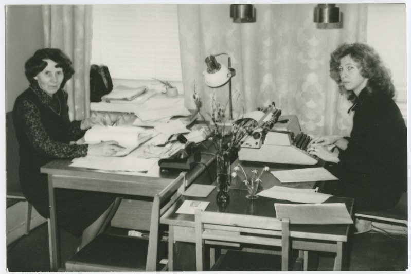 TPI elektronarvutite kateedri vanemlaborant (sekretäri kohustes)  Vaike Sisask ja patendiuuringu insener Merike Silling, 1983