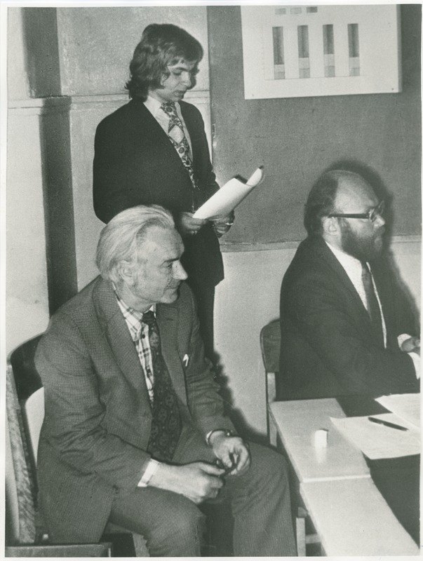 TPI majandusteaduskonna raamatupidamise eriala ( TR-81) üliõpilane Raivo Kirss, vasakul istub dekaan J. Toomaspoeg, 1978.a.