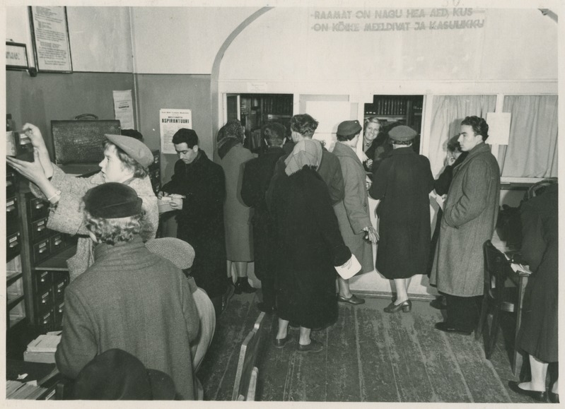 TPI raamatukogu laenutusruum (luugi juures on raamatukogu töötaja Tamara Reintam), 1955.-1959.a.