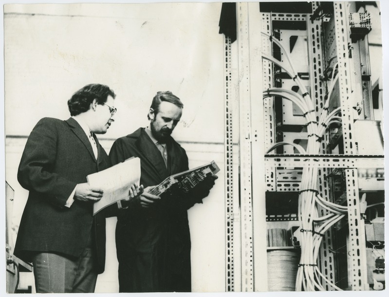 TPI automaatika kateedris, vasakul Vahur Mägi, 1970.-ndad a., foto: P. Raukas