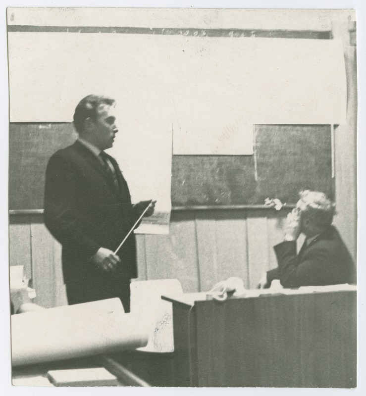 TPI elektriajamite kateedri vanemõpetaja Juhan Laugis tahvli ees, 1977.a.