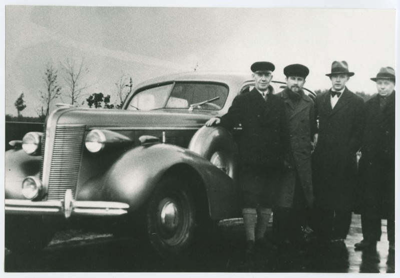 Auto (kuulus enne riigivanem K. Pätsule) kõrval seisavad vasakult: 1) riigivanema K.P. isiklik autojuht, 2) TTÜ assistent A. Väärismaa, 3) assistent A. Truu, 4) laborant; auto antud TTÜ-le teadusliku ülesande  täitmiseks, millest oli isiklikult huvitatud riigivanem; autoga käidi võtmas veeproove 1938/1939.a.