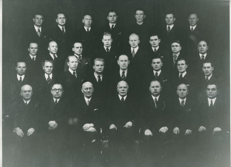 Riigi Tööstuskeskkooli vilistlasteskogu, grupipilt, esireas keskel istub direktor T. Ussisoo, 1934.a.
