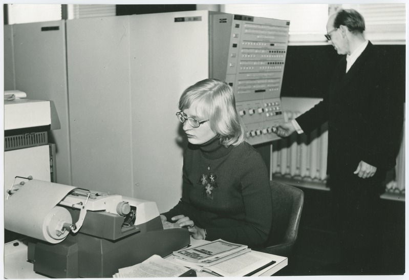 TPI arvutuskeskus,töötajad seadmete taga, 1983.a.