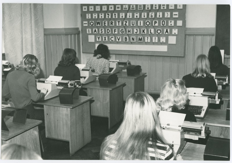 TPI majandusteaduskonna üliõpilaste väljaõpe bürootehnika kabinetis, 1976.a.