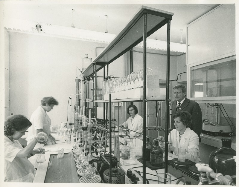 TPI sanitaartehnika laboratoorium, prof. H. Velner koos naiskolleegidega, 1972.a.
