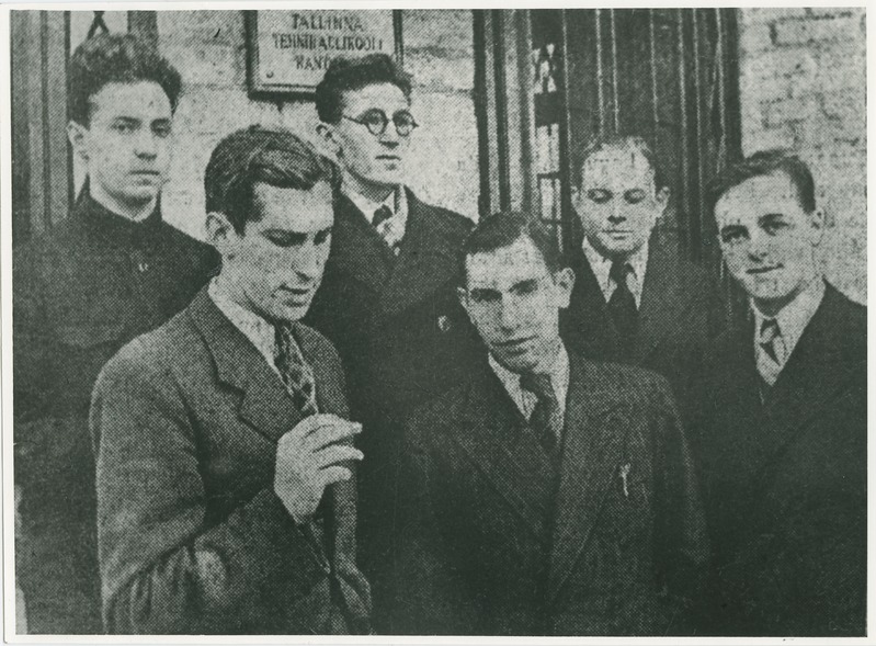 TPI üliõpilased kommunistlikud noored, 1.rida vasakult: 1) P. Murel, 2) N. Makarov; 2.rida: 1) V. Arhangelski, 2) N. Vaino, 3) B. Grigorjev, 4) I. Volmer, 1941.a.