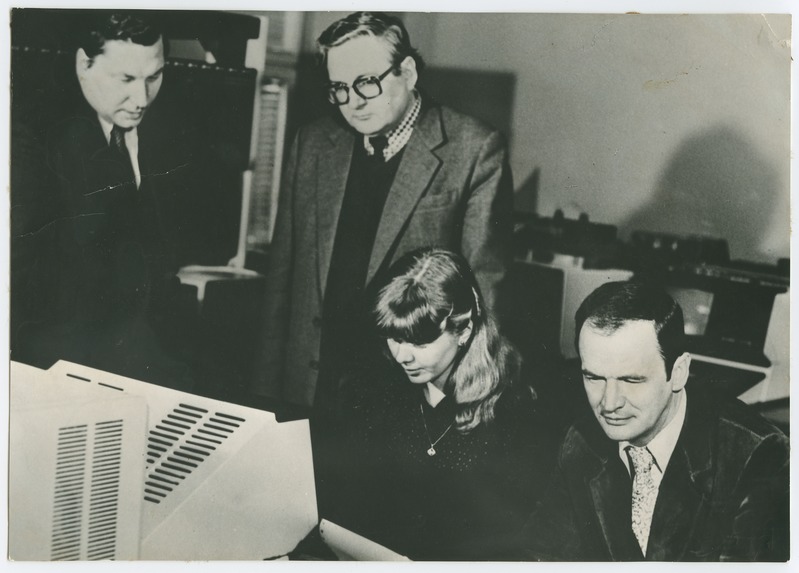 TPI majandusteaduskonna informatsioonitöötlemise kateedris, paremalt kat. juhataja dotsent R. Jürgenson, diplomand R. Alas, dotsent L. Võhandu ja vanemõpetaja A. Vooglaid, 1982.a.