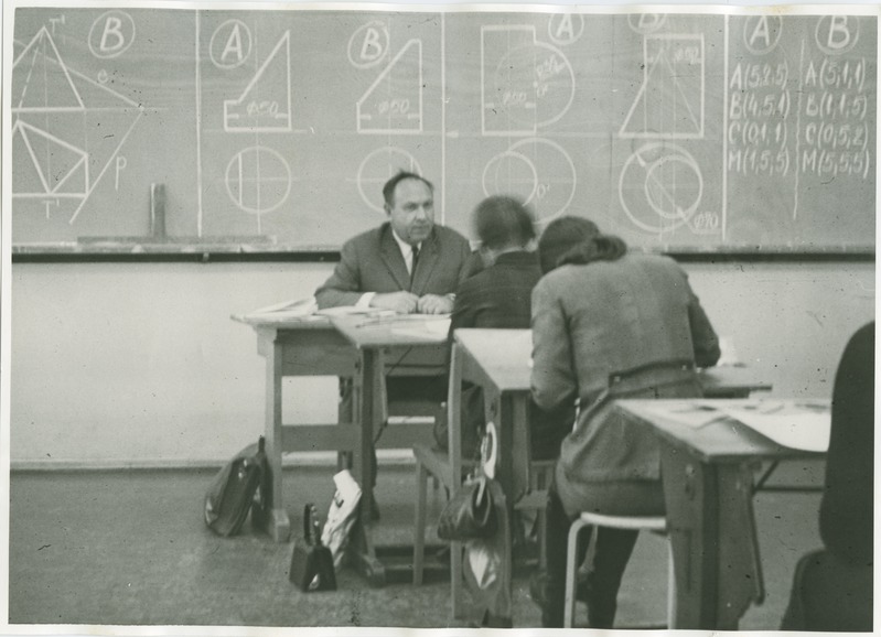 TPI graafika kateedri dotsent Nikolai Paluver kujutava geomeetria eksamit vastu võtmas, 1960.-ndad a.