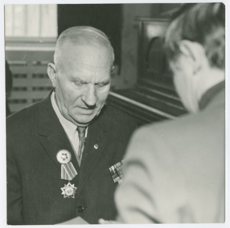 Professor Otto Štein oma 80.sünnipäeval, autasustati Rahvaste Sõpruse Ordeniga, 1980.a.