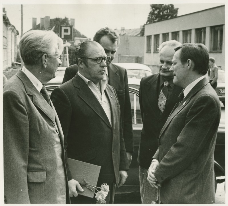 TPI rektor Boris Tamm ja Paide rajoonikomitee esindajad TPI kombainerite töösuve lõpetamisel, sügis 1982.a., foto: A. Luhasalu