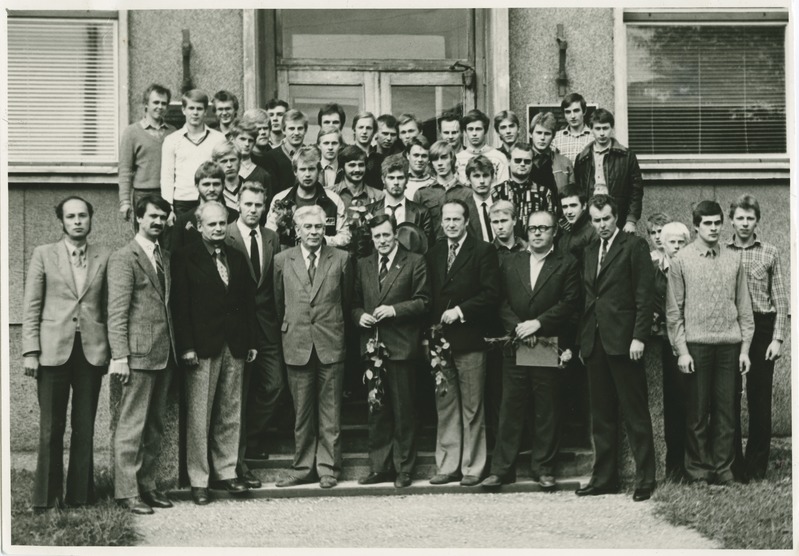 TPI üliõpilased-kombainerid Paides peale edukat viljakoristustööd, esireas Paide EKP rajoonikomitte esindajad, rektor B. Tamm ja A. Talts, sügis 1982.a., foto: A. Luhasalu