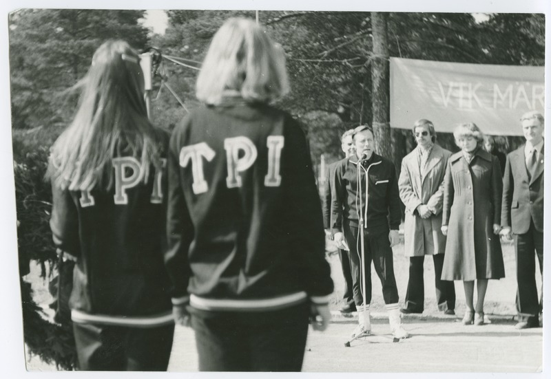 Võidupüha rahvamatka alustamine TPI staadionil, kõnet mikrofoni ees peab rektor Boris Tamm, 1977.a.