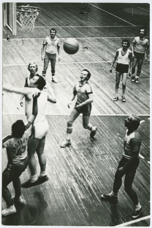 Kehalise kasvatuse tund, korvpall spordihoones, 1983.a.
