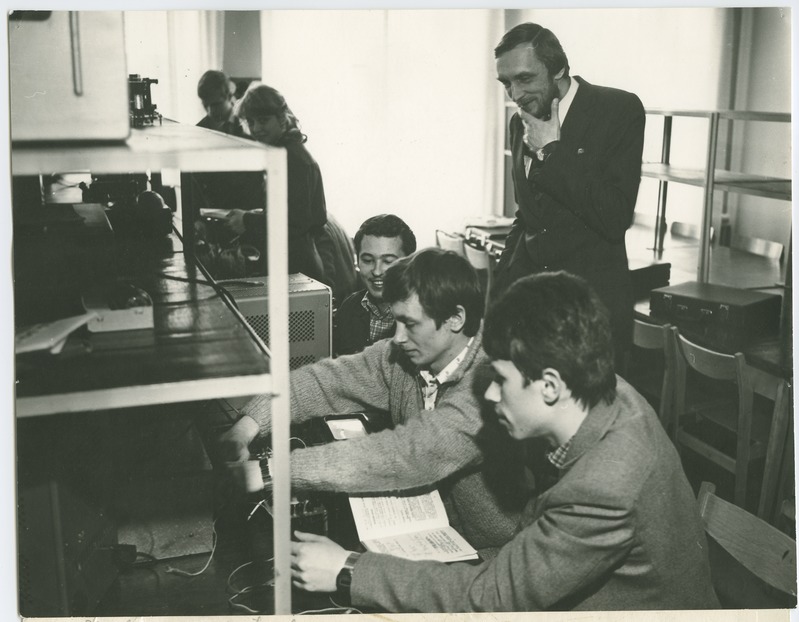 TPI elektroonika kateedri dotsent Ants Laansoo juhendamas üliõpilasi ÜTÜ-alases töös, 1982.a.