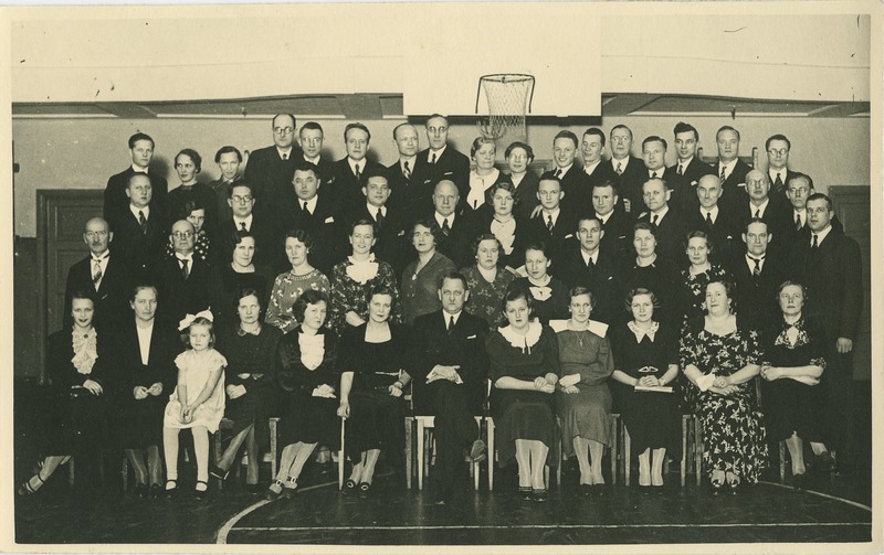 Üliõpilasselts "Veljesto"  koosviibimine koos vilistlastega, grupipilt, viimases reas vasakult esimene A. Särev, 1930.-ndate a. lõpp
