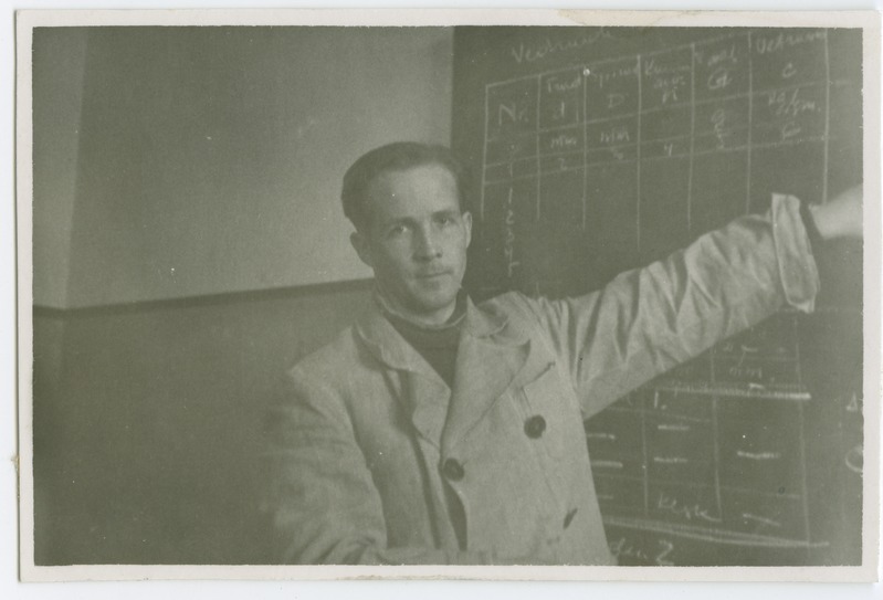 Assistent K. Ollik tugevusõpetuse praktikumis, 1946.a.