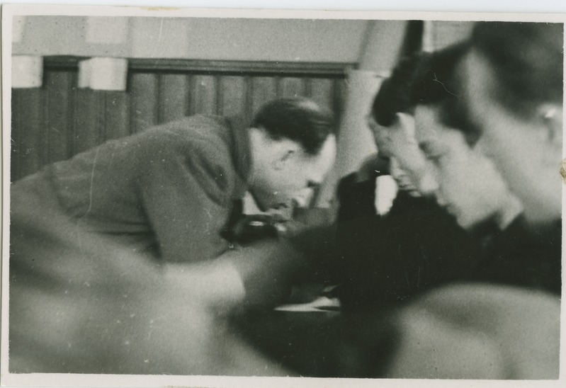 TPI matemaatika kateedri dotsent L. Garšnek üliõpilastega matemaatika harjutusi läbi viimas, 1946.a.