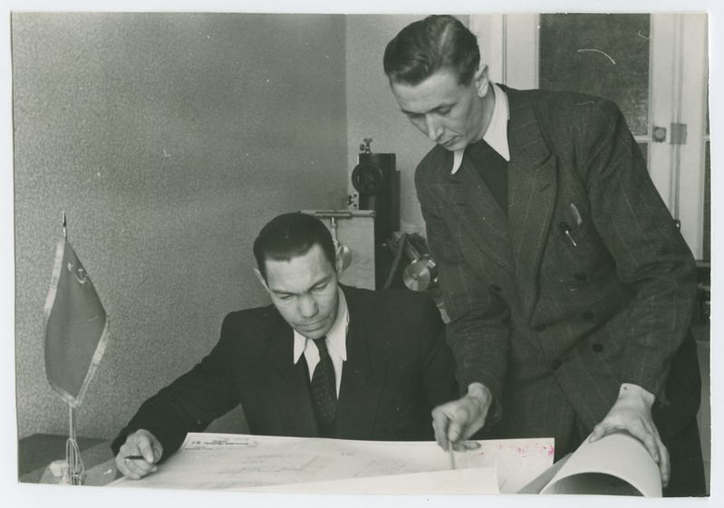 Üliõpilane R. Levet diplomiprojekti konsultatsioonil dotsent E. Soonvald'i juures, kevad 1950.a. (pilt tehtud ajakirjast "Pilt ja Sõna")