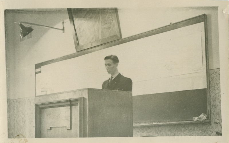 Üliõpilane R. Levet diplomiprojekti kaitsmas, kevad 1950.a.