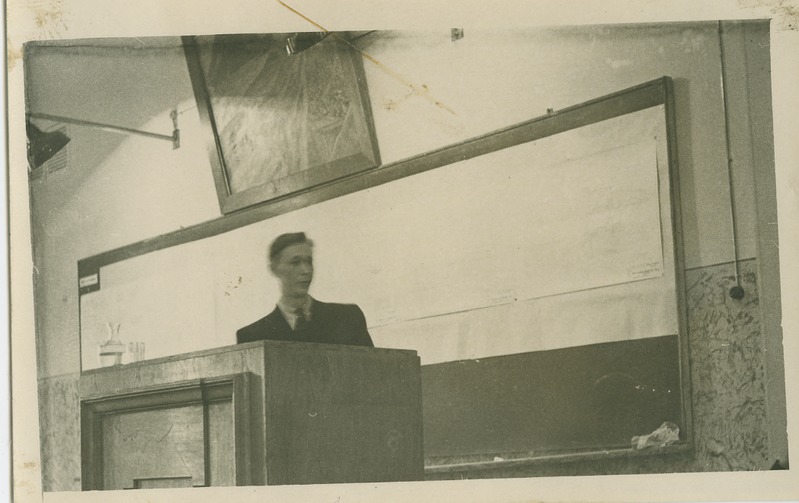 Üliõpilane R. Levet diplomiprojekti kaitsmas, kevad 1950.a.