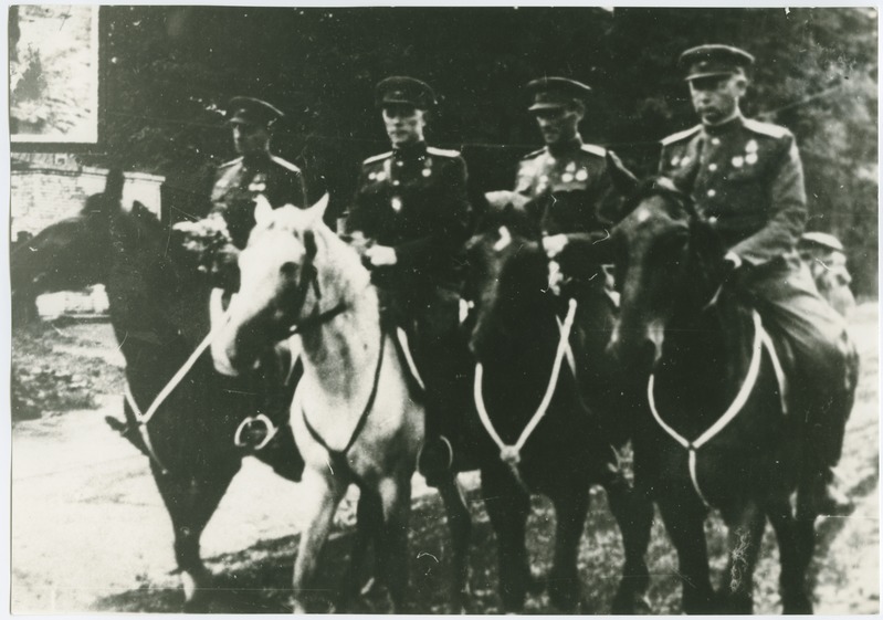 Eesti Laskurkorpuse sõdurid hobustel, vasakult: Trankmann, Raadik, Kund, Poolus, 1945.a.