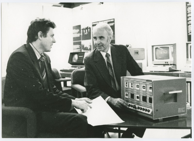 TPI majandusteaduskonna õppejõud G. Kiivet (paremal) ja assistent Henn Tasso Pirita tee näitusepaviljonis, dets. 1985.a.