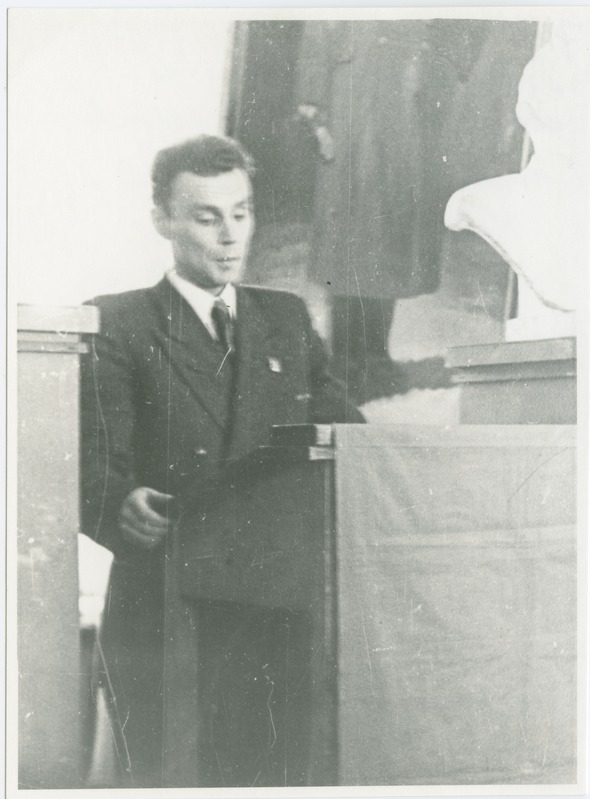 TPI komsomolikomitee sekretär Georg Oserov esitamas üleskutset Komsomoli nim. staadioni rajamiseks, 1948.a.