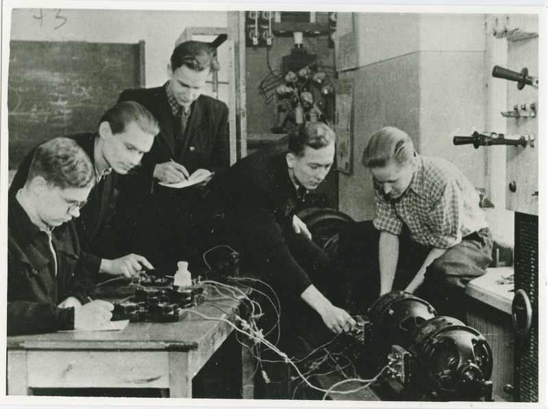 TPI elektrijaamade, -võrkude ja -süsteemide eriala üliõpilased elektrimasinate laboratooriumis, vasakult: H. Leemets,, H. Laagus, E. Enniko, E. Kesler ja I. Davõdov, 1954.a.?