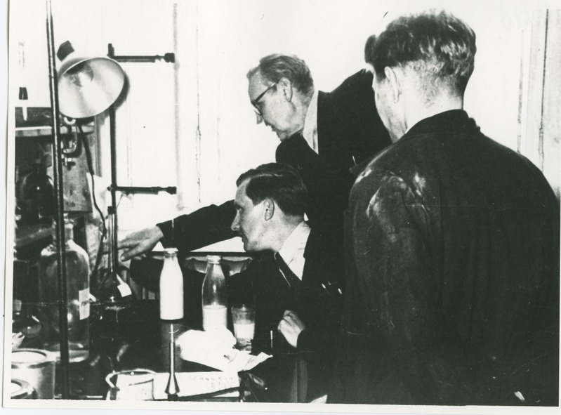 TPI orgaanilise keemia kateeder, prof. Hugo Raudsepp (prillidega), insener Eduard Piiroja ja tudeng, 1960.-ndad a.