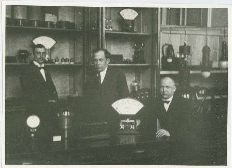 Tallinna Tehnikumi elektrotehnika labor, seisavad vasakult: Kotri Hangelaid, Johannes Kollist, 12.märts 1922.a.