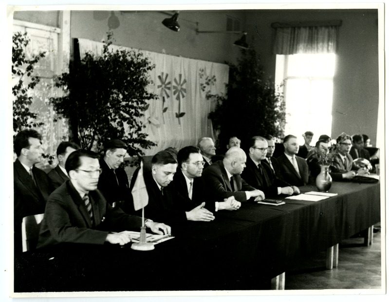 Eesi NSV Ülemnõukogu Presiidiumi esimees Arnold Veimer esinemas TPI-s,  Kopli peamaja suures auditooriumis, presiidiumi laua taga istuvad vasakult: N. Štšeglov, A. Vällo, A. Aarna, H. Kuldma, E. Soonvald, I. Öpik jt., 1960.a.